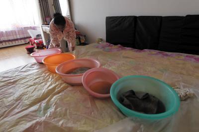牟定楼上漏水，住户失联，小区没物管，业主维权难！律师来支招……